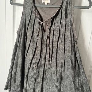 62% Rayon, 38% Polyester
Sleeveless
Tie neck
Bow & tie, Distressed